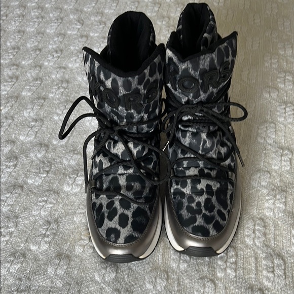 Stylish Women's Black and Gray Boots - Picture 2 of 5